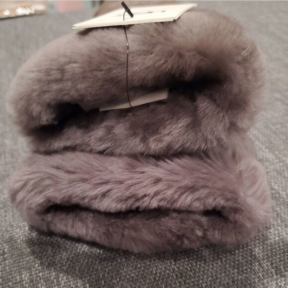 🆕️UGG Shearling-Trim Leather-Palm Gloves water resistant touchscreen📲🧤  … - Picture 8 of 13